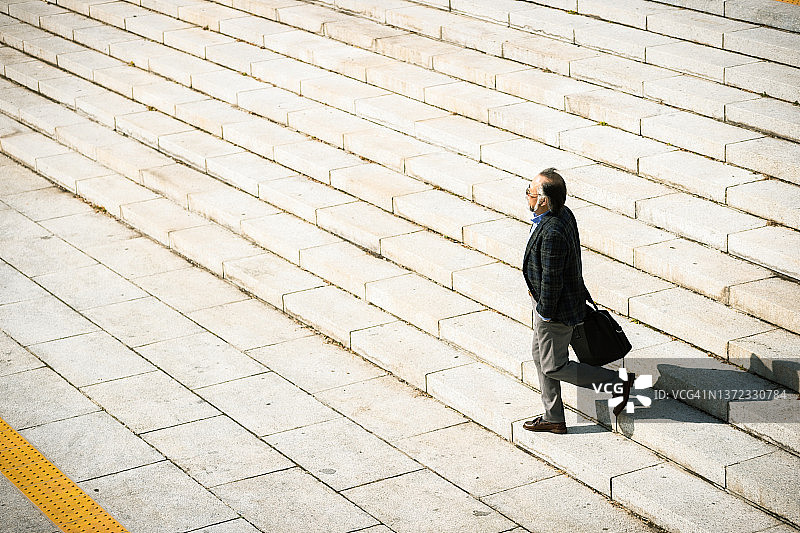 穿着休闲服装的年长商人肖像图片素材