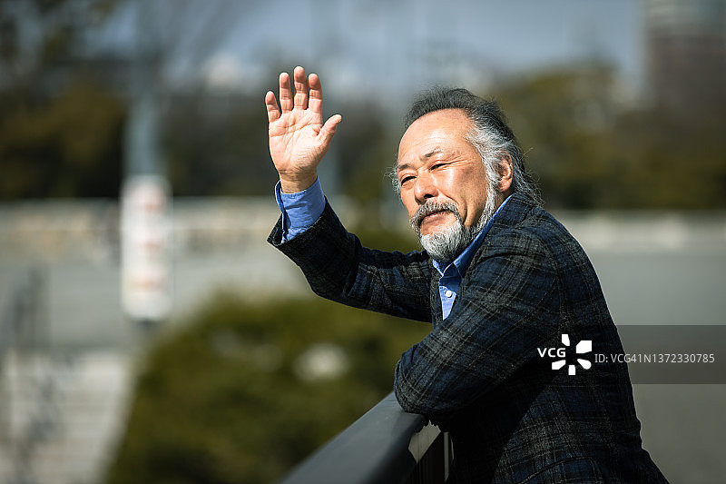 穿着休闲服装的年长商人肖像图片素材