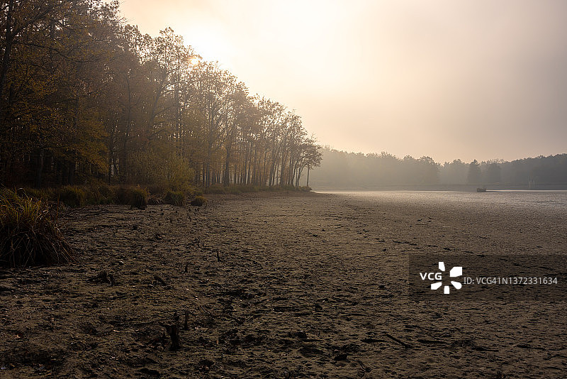 因干旱而干涸的湖床图片素材