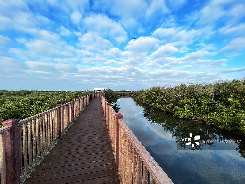 木板路上的晨曦云彩图片素材