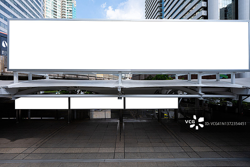 BTS轻轨站的空白广告牌，背景为建筑物和天空图片素材