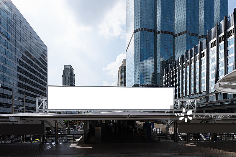 BTS轻轨站的空白广告牌，背景为建筑物和天空图片素材