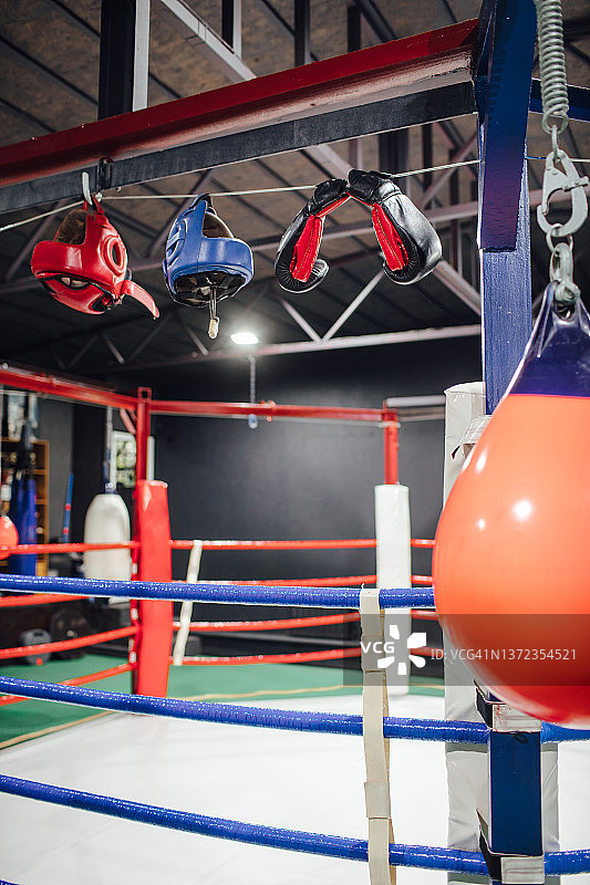 拳击台和悬挂的沙袋图片素材