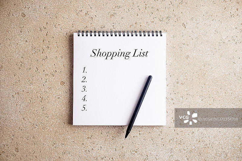 俯视角度的空白购物清单记事本图片素材