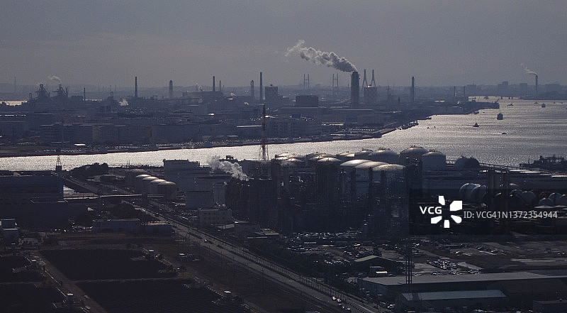 河边的广阔工业区图片素材