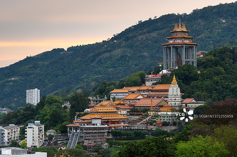 黄昏下的极乐寺图片素材