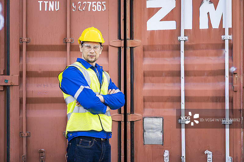 站在码头的工人的肖像图片素材