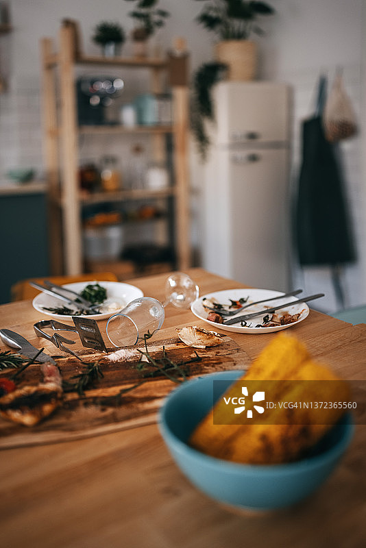 餐桌上剩余食物的高角度视图图片素材