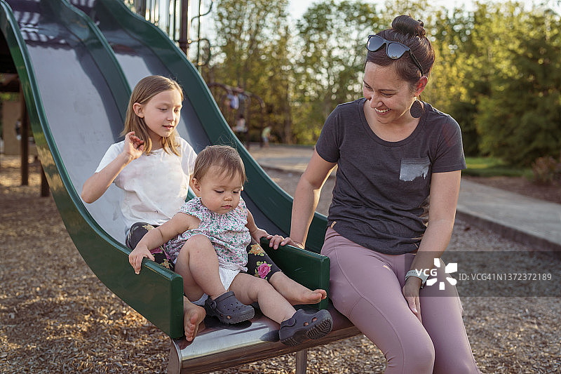 欧亚妈妈和女儿在公园玩耍图片素材