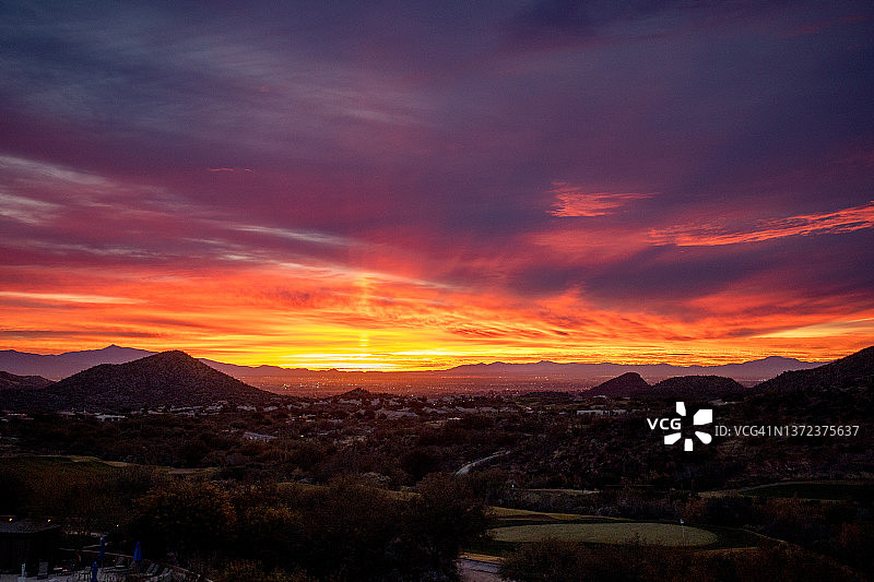 亚利桑那州图森市及沙漠山脉的日出图片素材