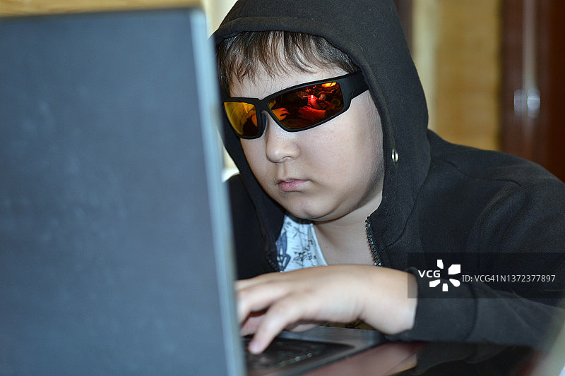 使用笔记本电脑的青少年图片素材