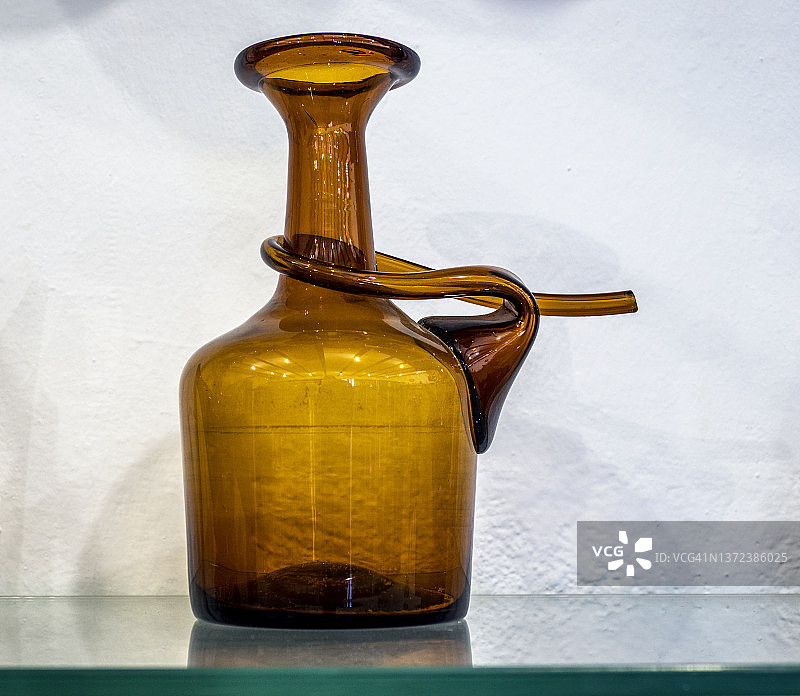 西班牙传统葡萄酒玻璃瓶图片素材