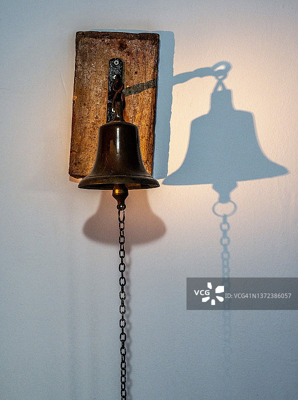 悬挂在房子里的旧钟图片素材