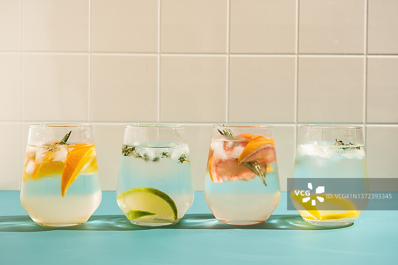 夏日清爽气泡饮：冰块水果香草特调图片素材