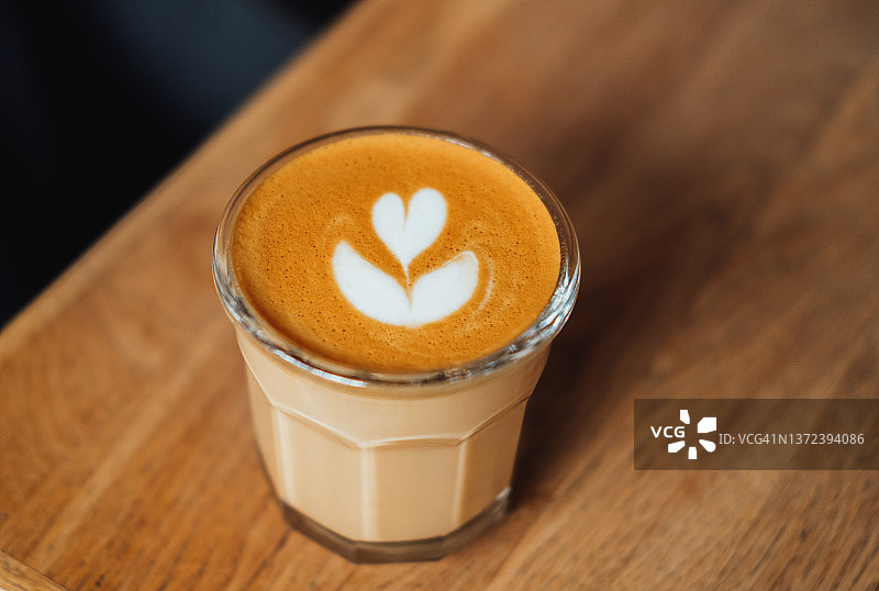 花式冰拿铁咖啡玻璃杯图片素材