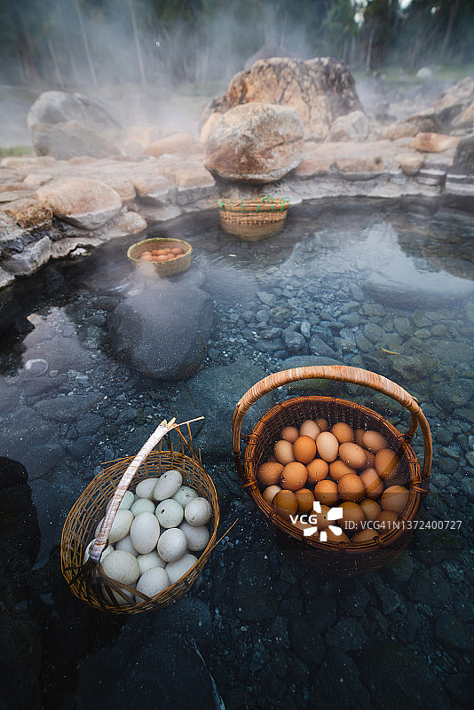 泰国南邦府Chae Son国家公园的天然温泉水煮蛋图片素材