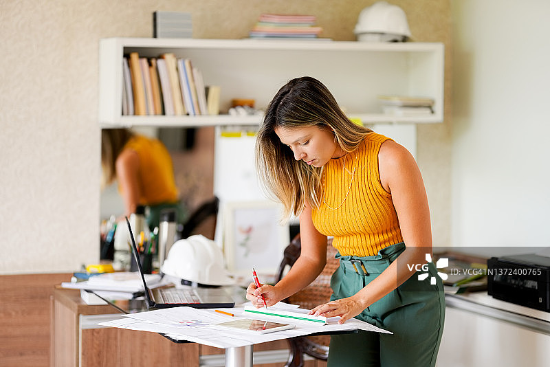 女设计师在办公室里从事建筑项目工作图片素材