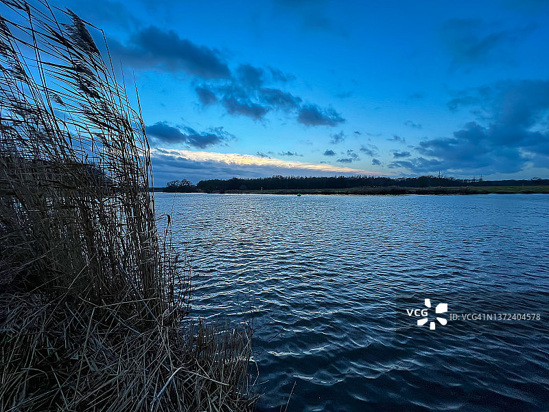 冬季傍晚的埃姆斯河图片素材
