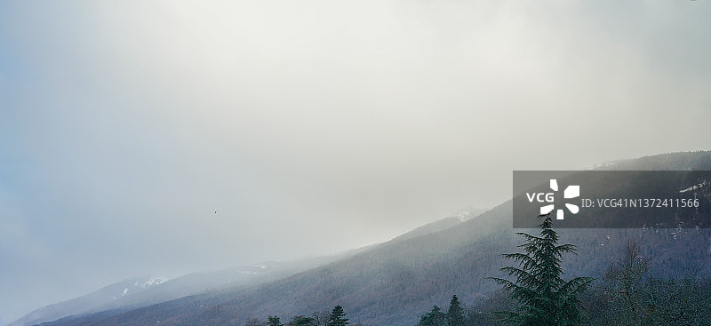 阴天，盖克斯眺望福西耶山口，日内瓦湖景图片素材
