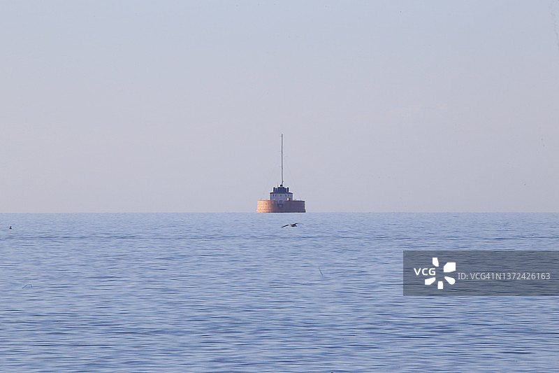 湖中清洁的取水平台图片素材