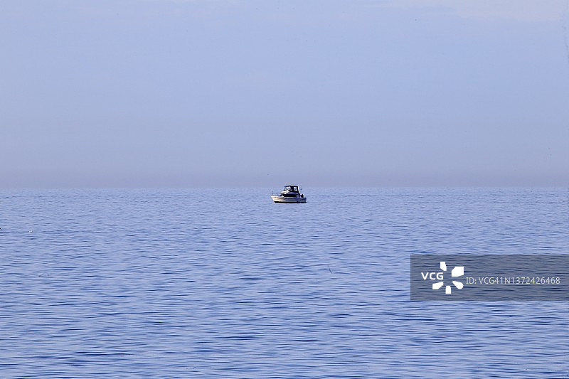 湖中取水平台图片素材