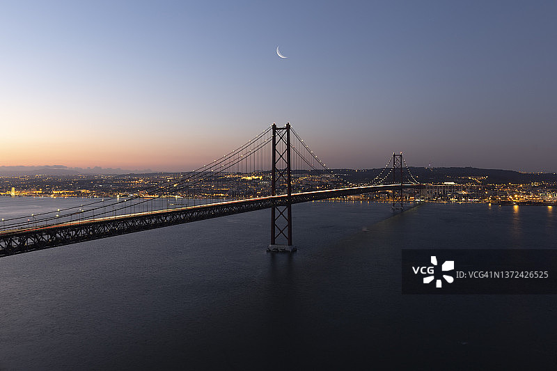 从克里斯托·雷观看4月25日大桥图片素材