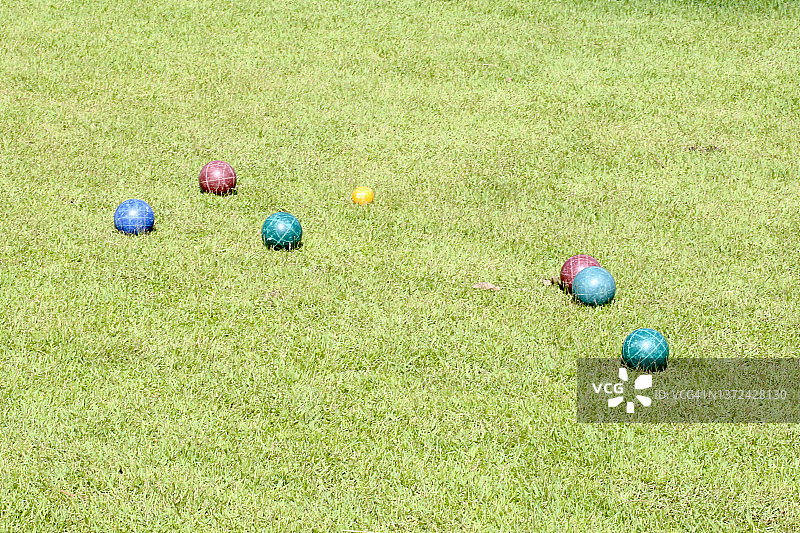 草地上槌球游戏用球图片素材