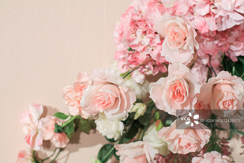 粉色背景上的粉色玫瑰花瓣，自然背景，柔和的粉色花束卡片，选择性聚焦图片素材