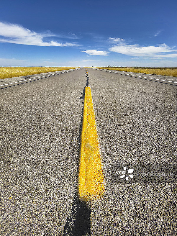 特写：沥青公路上的黄色分隔线图片素材