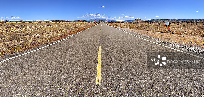 特写：沥青公路上的黄色分隔线图片素材