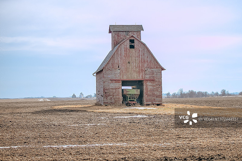 带有农用设备的旧玉米仓图片素材