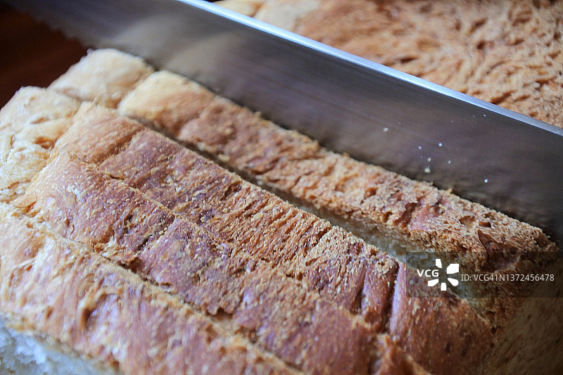 刀切新鲜出炉自制面包图片素材