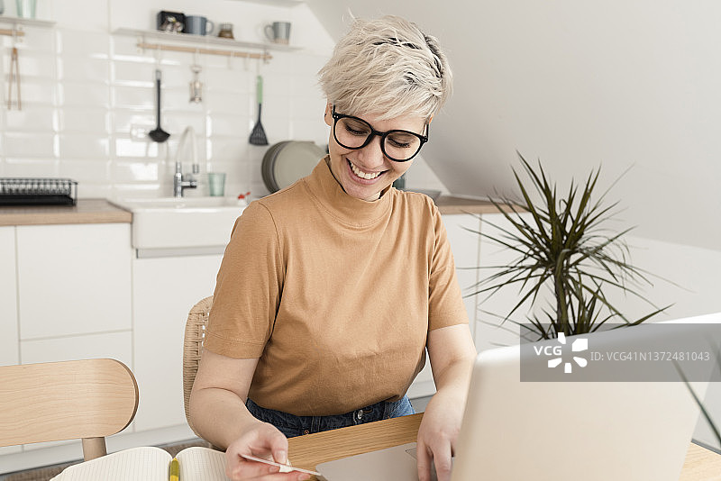 年轻时尚女性在线购物肖像图片素材