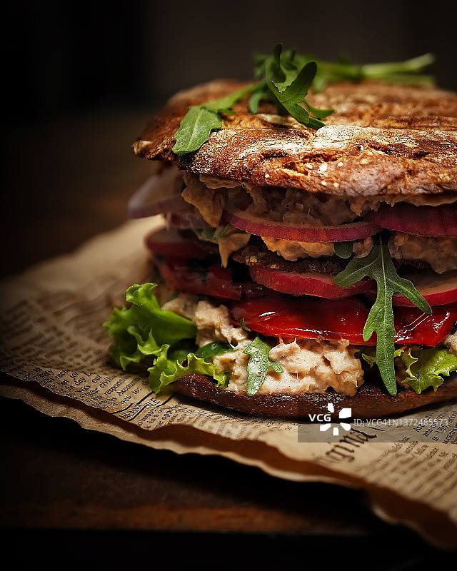 分层三明治，烤面包、培根、奶酪和番茄酱，深色背景图片素材
