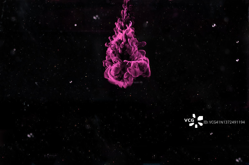 黑色背景上的抽象彩色云朵图片素材