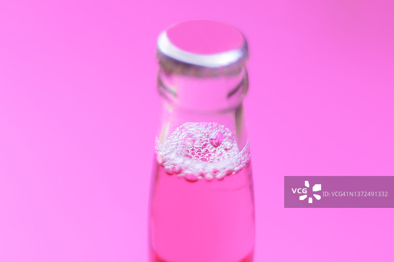 粉色背景上的粉色饮品图片素材