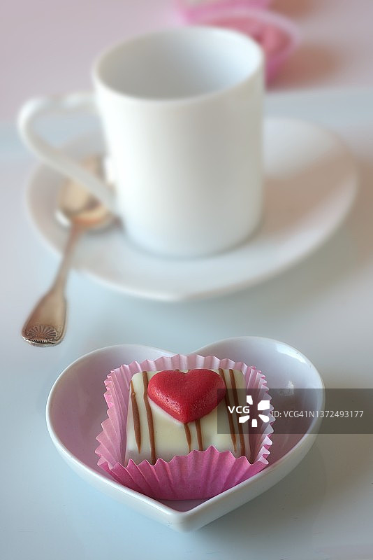 心形小蛋糕和摩卡咖啡杯图片素材