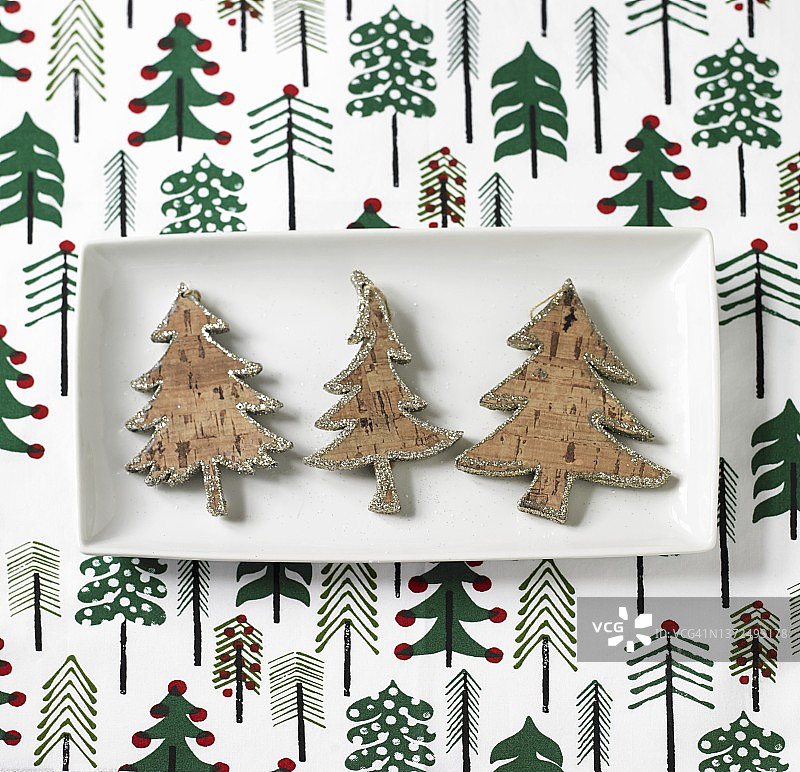 带银边的软木圣诞树图片素材