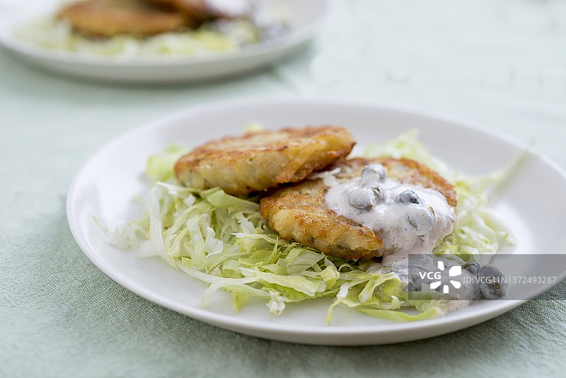 刺山柑酱炸鱼饼图片素材