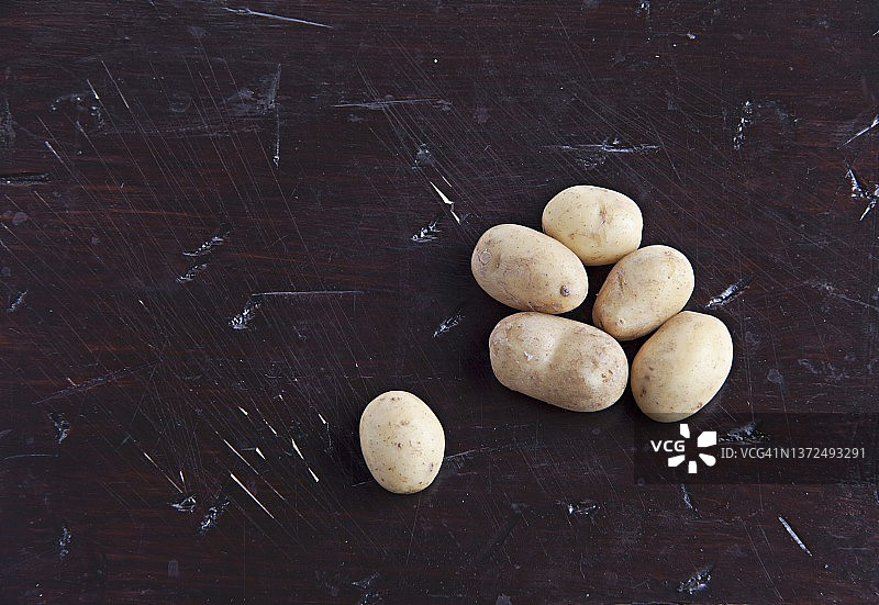 木制表面的新鲜土豆图片素材
