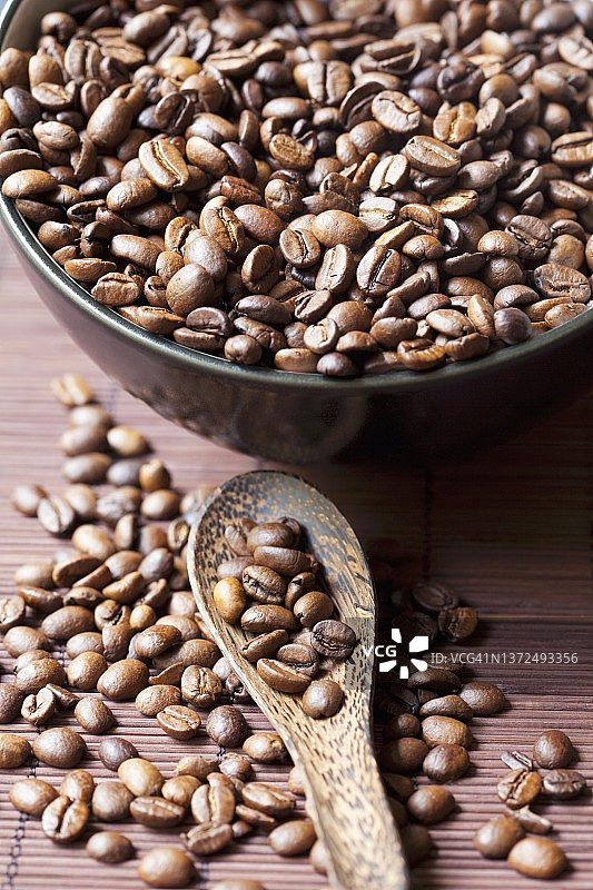 碗里和勺子里的咖啡豆图片素材