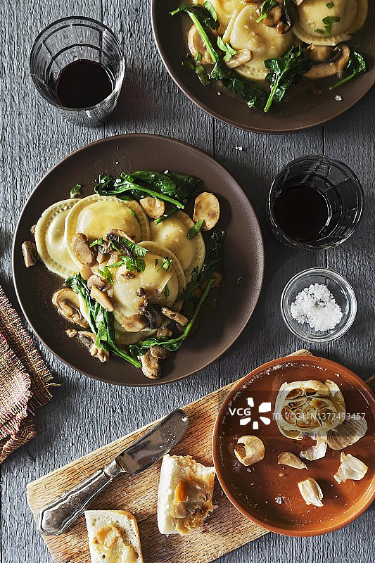 菠菜、蘑菇和马沙拉馄饨配蒜蓉面包卷(见上图)图片素材