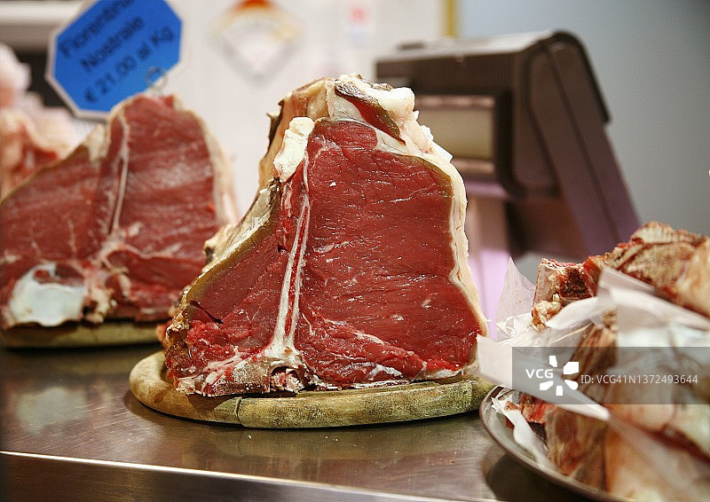 肉店展示的新鲜牛肉图片素材