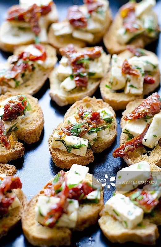 菲达奶酪干番茄香草烤面包片图片素材