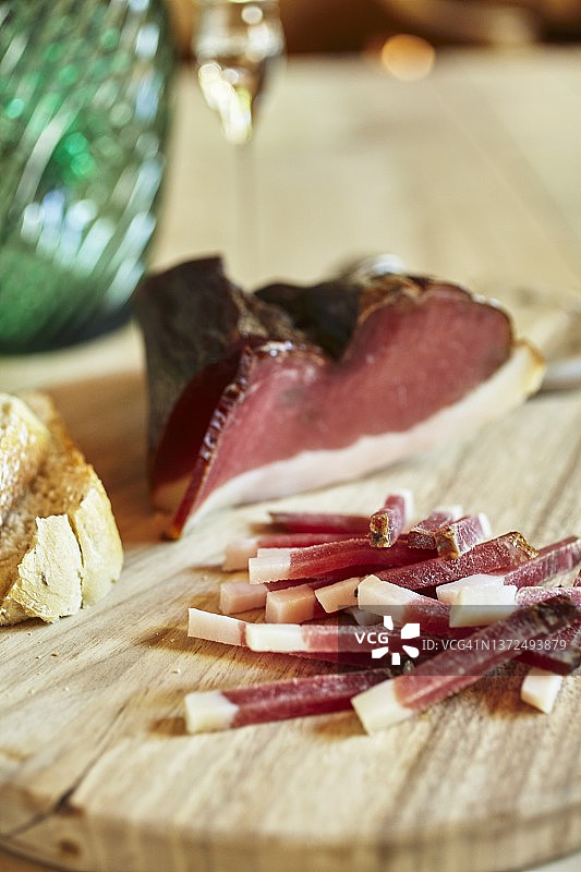 蒂罗尔培根与一杯烈酒图片素材