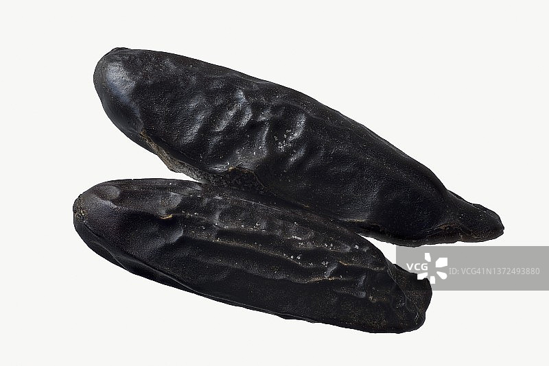 白色表面上的两颗零陵香豆图片素材