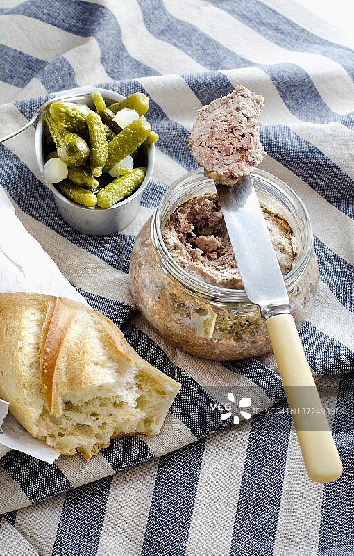乡村肉酱、酸黄瓜和法棍面包罐图片素材