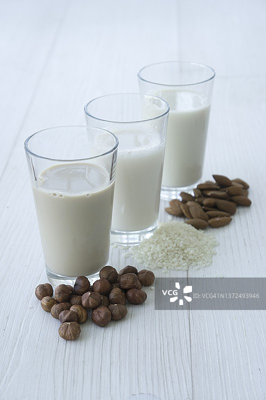 榛子与榛子奶、大米与米浆、杏仁与杏仁奶图片素材