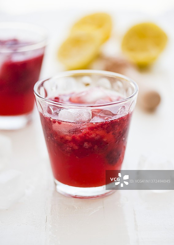 加柠檬汁和冰块的覆盆子柠檬水图片素材