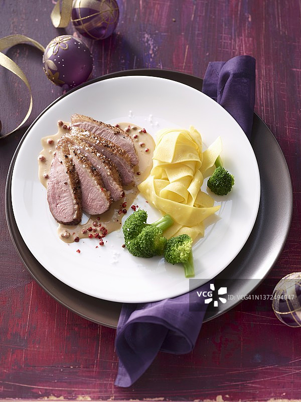 胡椒干邑汁意面鸭胸图片素材